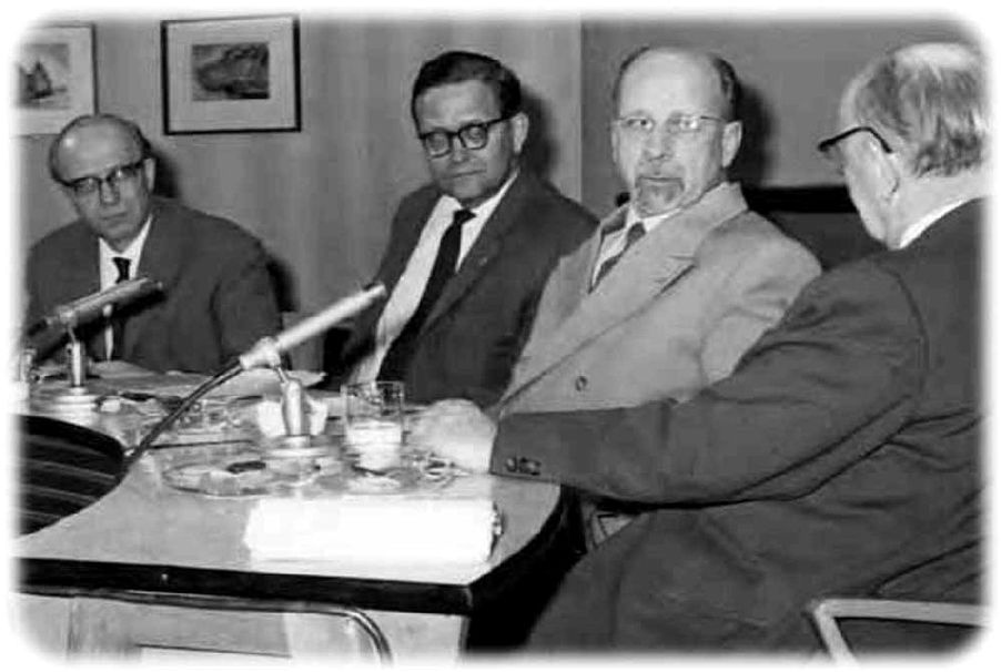 Horst Sindermann (links) mit Agitator Karl Eduard von Schnitzler, SED-Chef Walter Ulbricht und Hans Eisler (v.l.n.r.) bei einer Fernsehdiskussion 1963. Foto aus: "Vor Tageslicht"