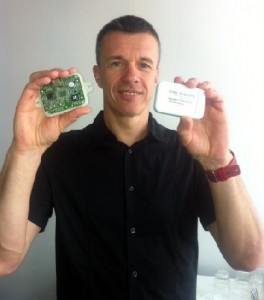 Sitec-Chef Henning Siegel zeigt eines der Telematik-Systeme (offen und versiegelt), mit denen das Dresdner Unternehmen bei MAN und anderen großen Fahrzeugbauern im Boot ist. Abb.: hw