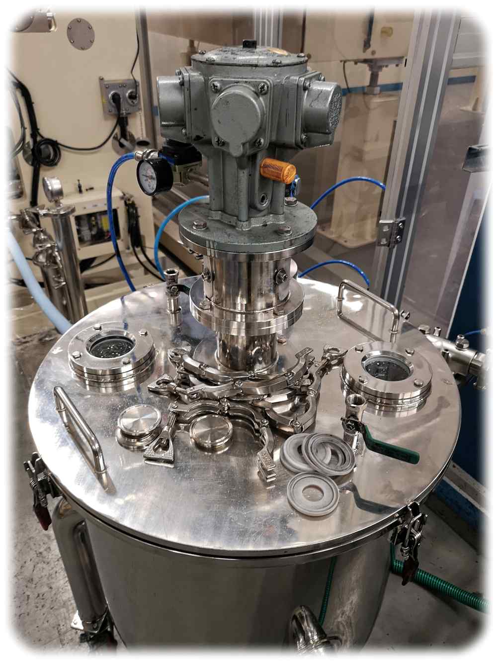 An der Beschichtungsanlage in der Skeleton-Fabrik in Großröhrsdorf bekommen die Alu-Elektrodenbänder eine Schicht aus nanoporösem Kohlenstoff aufgetragen. Foto: Heiko Weckbrodt