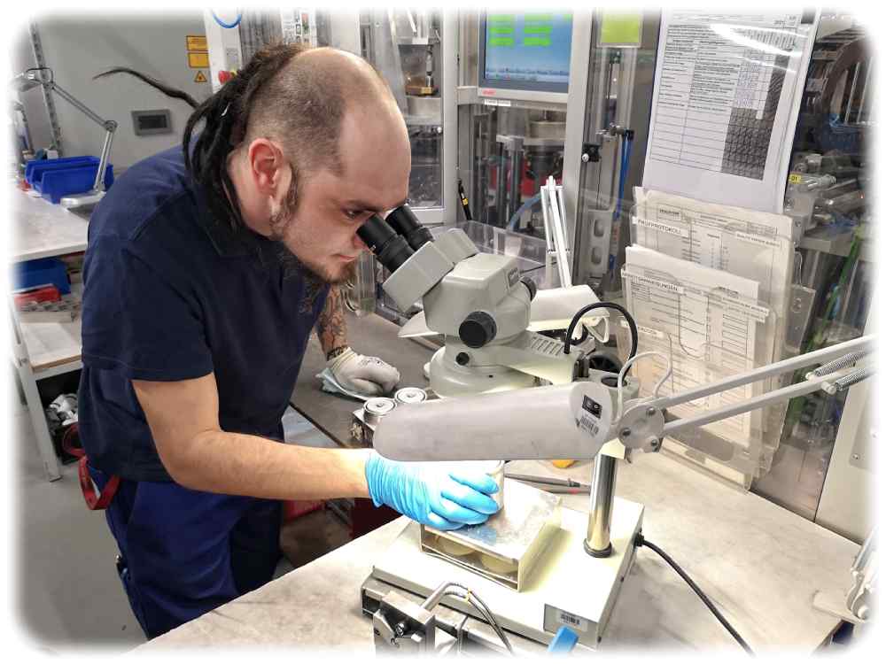 Robert Klose überprüft in der Skeleton-Fabrik in Großröhrsdorf, ob die Ultrakondensator-Zellbehälter korrekt laserverschweißt sind. Foto: Heiko Weckbrodt