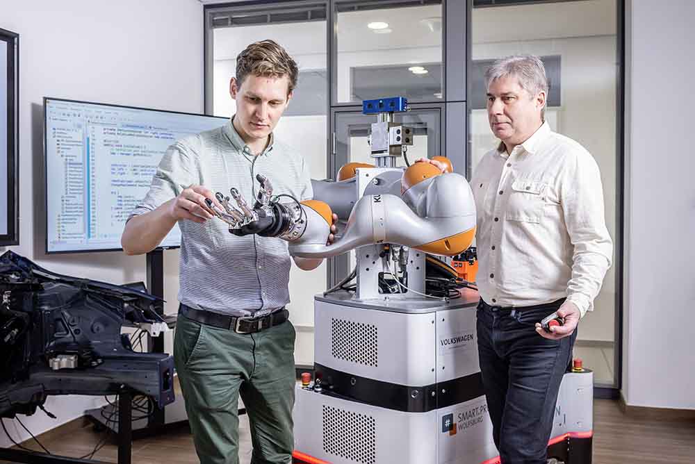 Robotik ist einer der Schwerpunkte im Smart Production Lab. Das Wolfsburger Labor kümmert sich dabei eher um die Hardware, die Dresdner um die Software. Foto: Jens Oellermann/ Volkswagen AG