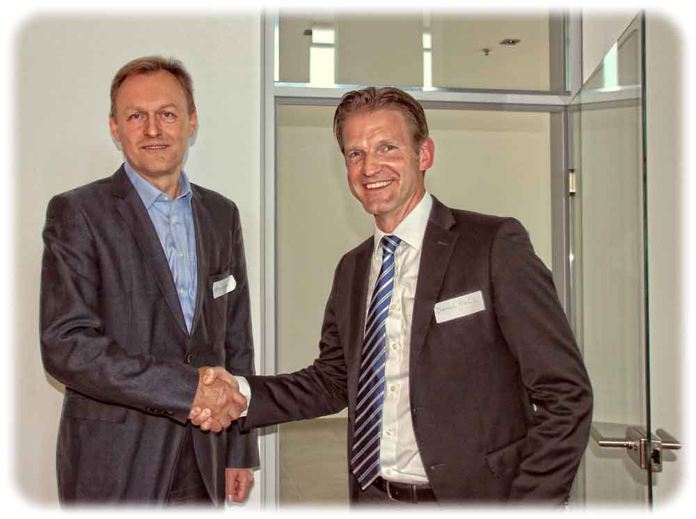 Daniel Holz (rechts), Geschäftsführer SAP Deutschland, übergibt an Helmut Warnecke vom Branchenverband Silicon Saxony am Postplatz in Dresden eiin neues Korrdinierungsbüro für das sächsische "Smart Systems Hub". Foto. Heiko Weckbrodt