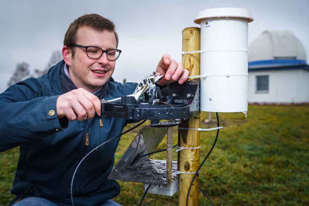 oinformationstechnologie-Student Arne Rümmler von der TU Dresden justiert einen Sensor. Foto: André Wirsig für die Landeshauptstadt Dresden