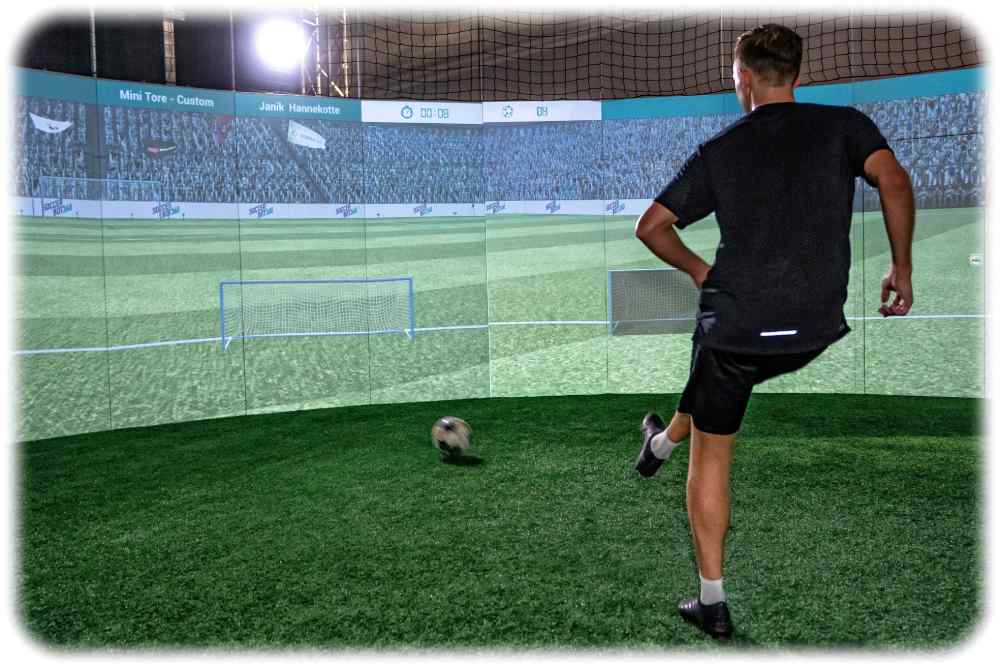 Der "Soccerbot360" erlaubt es auf vergleichsweise kleinem Raum, Fußball der Bundesliga-Klasse zu trainieren. Foto: Umbrella/TGFS
