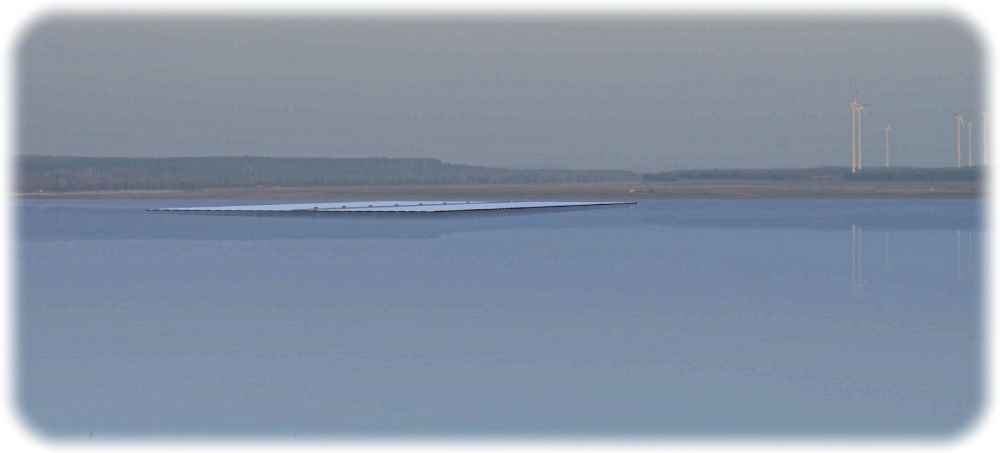 So soll die schwimmende Solaranlage auf der Cottbuser Ostsee aussehen. Visualisierung: EPNE via Leag