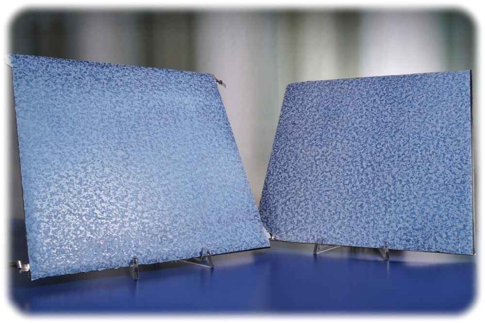 Mit Dekorfolie kaschierte, frei kombinierbare Fassadenelemente – links ein PV-Modul und rechts ein Blechfassadenelement ohne PV-Funktionalität. Foto: Finn Hoyer für das Fraunhofer FEP