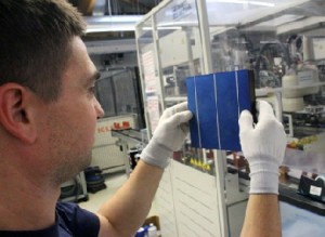 Produktionsmitarbeiter Michael Kirchner bei der Sichtprüfung von PV-Zellen in der Solarwatt-Fabrik in Dresden. Die Solar-Zellen und -Module durchlaufen daneben auch hochautomatisiert mehrere Qualitäts-Tests, um sie später als Highend-Ware verkaufen zu können. Foto: Heiko Weckbrodt