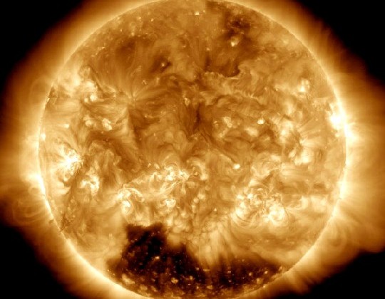 Die Aufnahme der NASA-Sonde SDO zeigt im "Süden" die Verdunklung der Sonne durch das Korona-Loch. Foto: SDO/NASA