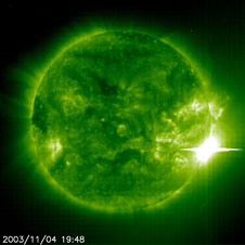 Röntgenaufnahme eine austretenden Sonnenfackel. Abb.: NASA, ESA