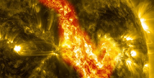 Durch Magnetfelder geschnürtes Feuertal auf der Sonne - die gelben Areale sind über 500.000 Grad heiß. Foto: NASA, SDO