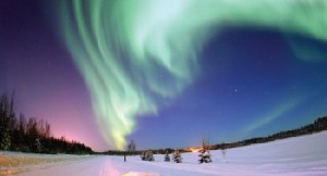 Eine der schöneren Folgen von solarer Stürme: Treffen die geladenen Partikel von der Sonne auf unsere Atmosphäre, regen sie Sauerstoff- und Stickstoffatome an, die dann grünes Licht aussenden - die Nordlichter. Abb.: NASA