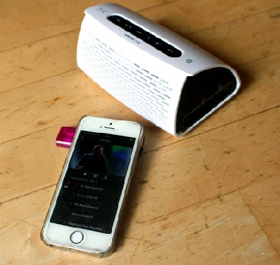 Tonos-Box von Speedlink mit gekoppeltem iPhone. Foto: Heiko Weckbrodt