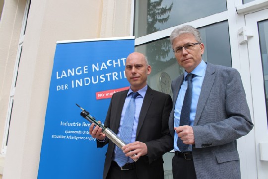  Geschäftsführer Lars Braun (rechts, mit Messsonde) und Horst Märten  Foto: Heiko Weckbrodt
