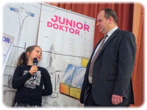 Die Mädchen machten Oberbürgermeister Dirk Hilbert klare Ansagen, was er in den nächsten Jahren abzuarbeiten hat. Foto: Heiko Weckbrodt