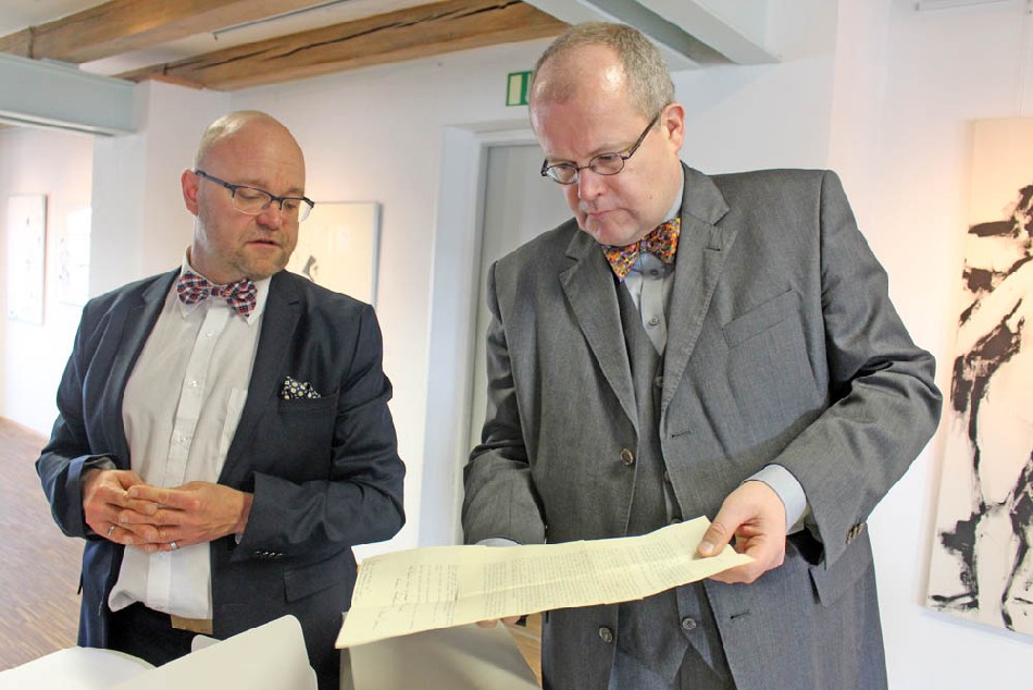 Stadtarchiv-Direktor Thomas Kübler (l.) und Kulturbürgermeister Ralf Lunau sichten die eingereichten Zeitzeugen-Berichte. Foto: Heiko Weckbrodt