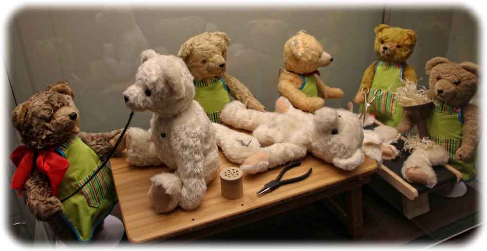 Natürliche Reproduktion unter Plüschtieren: Teddys produzieren und repoarieren Teddys. Foto: Heiko Weckbrodt