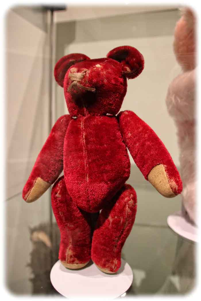 Teddy aus Stoffresten aus dem Jahr 1946. Der Hersteller ist unbekannt. Foto: Heiko Weckbrodt Stadtmuseum Dresden - Mit Teddy durchs Dresdner Spielzeugland