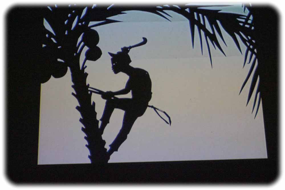 Im Ausstellungskino können sich die Besucher ganz besondere Lichtspiele anschauen: Hier eine Silhouetten-Version eines afrikanischen Märchens aus der Produktion des Dresdner Trickfilmstudios der Defa. Foto: Heiko Weckbrodt