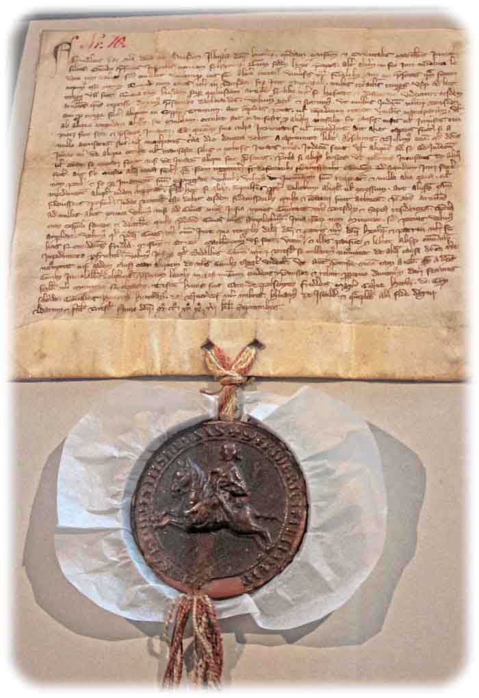 Diese Urkunde aus dem Jahr 1299 regelt diverse Details im Dresdner Stadtrecht und untersagt Stadtbütteln u.a., sich in Rechtssachen des Landesherrn einzumischen. Foto: Heiko Weckbrodt