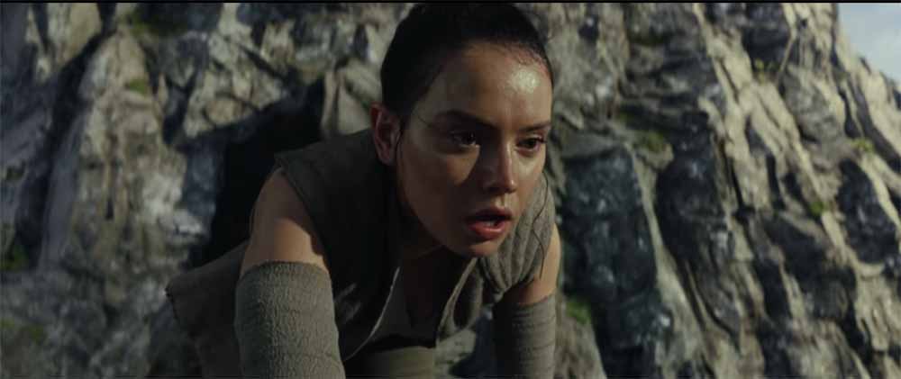 Rey (Daisy Ridley) muss sich ordentlich anstrengen, um eine Jedi-Ritterin zu werden. Abb.: Screenshot aus: dem Trailer "Star Wars: Die letzten Jedi" (Disney