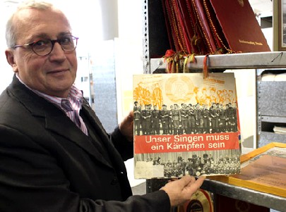 BStU-Außenstellenleiter Konrad Felber zeigt die Stasi-LP "Unser Singen muss ein Kämpfen sein". Foto: Heiko Weckbrodt