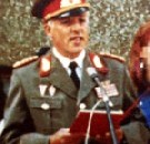 Der Dresdner Stasi-General Horst Böhm bei einer Schul-Weihung. Repro: Heiko Weckbrodt