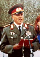 Der Dresdner Stasi-General Horst Böhm bei einer Schul-Weihung. Repro: Heiko Weckbrodt