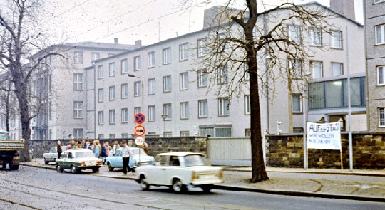 Am Nachmittag des 5. dezember 1989 trudelten nach und nach immer mehr Demonstranten vor der Stasi-Bezirkszentrale in Dresden ein, um eine vermutete Aktenvernichtung zu stoppen. Foto: Stephan Reichel