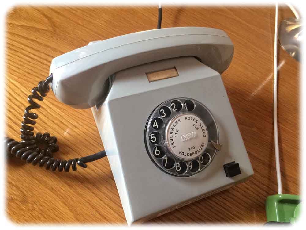 Wer an diesem DDR-Telefon den Hörer abnimmt, hört Mitschnitte von Stasi-Telefonaten. Das Telefon steht im Dienstzimmer von General Böhm in der Gedenkstätte in Dresden an der Bautzner Straße. Foto: Heiko Weckbrodt