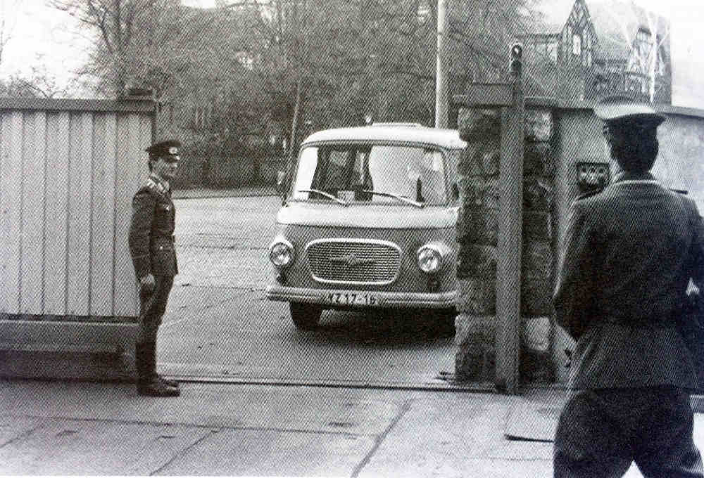 Ein Barkss - mutmaßlich ein Gefangenentransporter - bei der Einfahrt in die Bezirksverwaltung Dresden des MfS. Das Bild wurde für Stasi-Schulungszwecke gestellt. Abb. aus: Heiko Neumann: Und die hatten dann irgendwie meinen Willen gebrochen