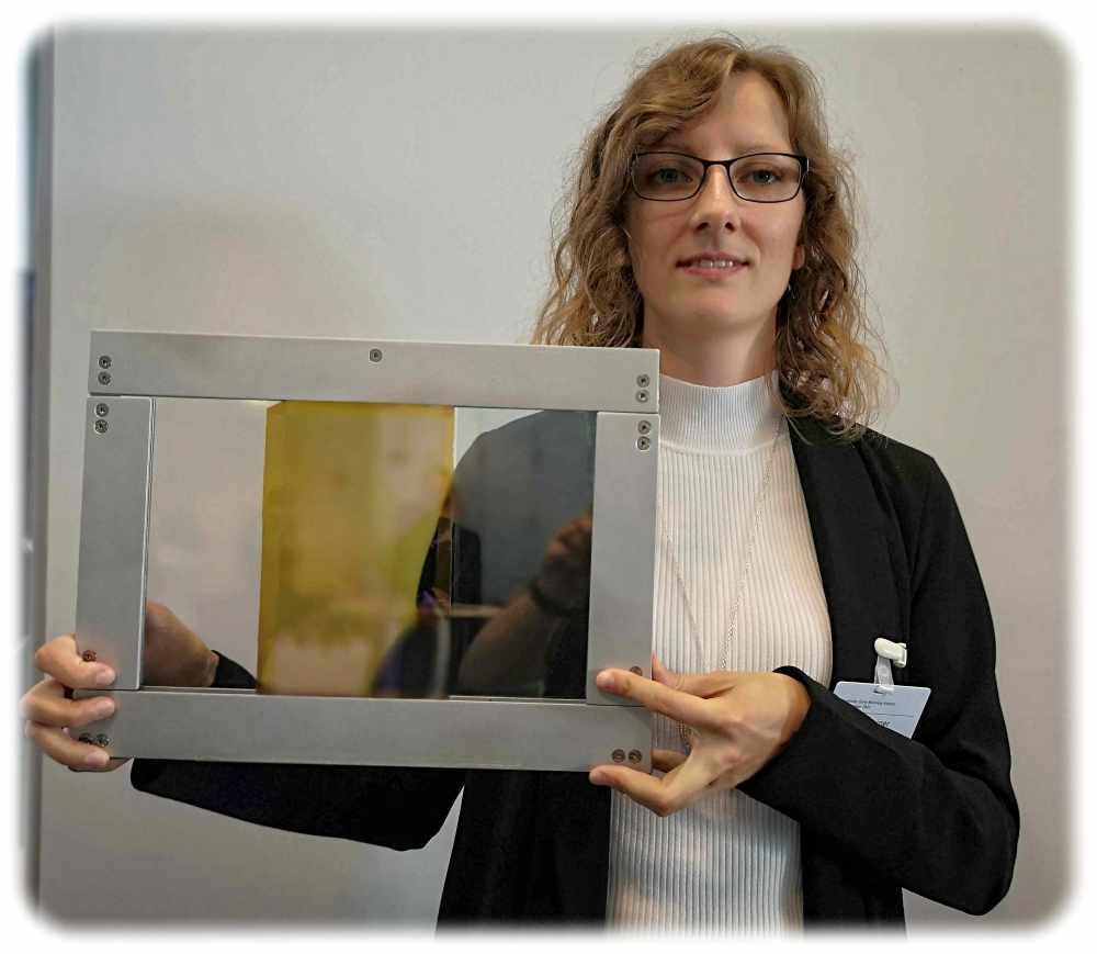 Dr. Cindy Steiner vom Fraunhofer-Institut FEP Dresden mit einer Probe ihres Thermochrom-Dünnglases. Foto: Heiko Weckbrodt