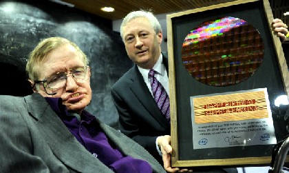 Bekam von Intel-Vize Martin Curley einen Geburtstags-Wafer: Stephen Hawking, der von einer Beidlung des Weltraums träumt. Foto: Intel