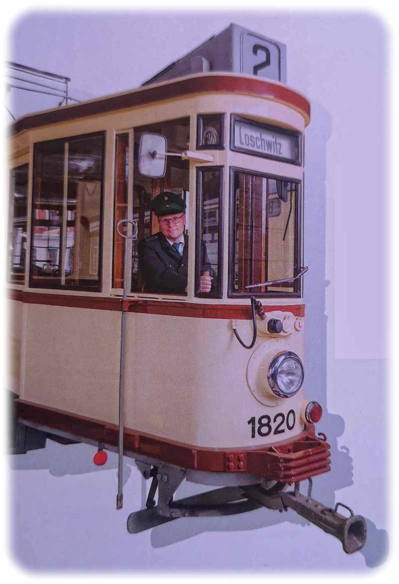 Sven Wierick vom Straßenbahnmuseum Dresden steuert auf diesem Archivfoto einen kleinen Hechtwagen. Repro (hw) aus: "Menschen. Motoren. Mobilität. 150 Jahre Straßenbahn in Dresden"
