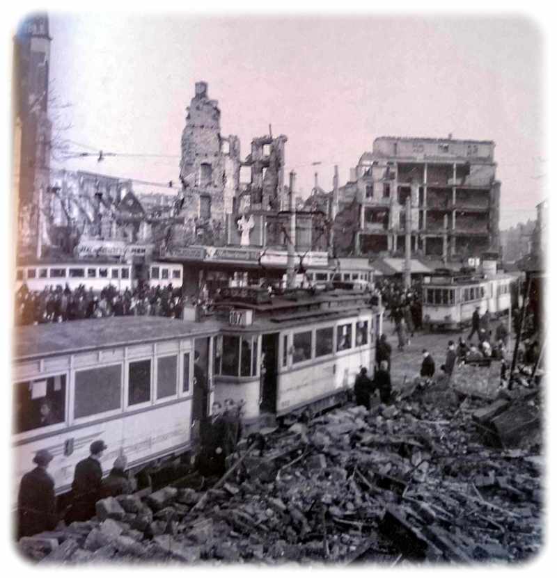 Der Postplatz im Dezember 1945: Im zerstörten Dresden gehört die relativ rasch wieder in Betrieb genommene Straßenbahn zu den wichtigsten Verkehrsmitteln der unmittelbaren Nachkriegszeit. Repro (hw) aus: "Menschen. Motoren. Mobilität. 150 Jahre Straßenbahn in Dresden"
