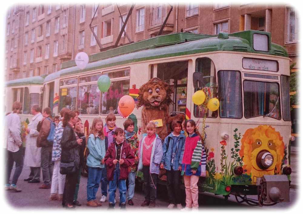Die Kinderstraßenbahn "Lottchen" 1995. Repro (hw) aus: "Menschen. Motoren. Mobilität. 150 Jahre Straßenbahn in Dresden"