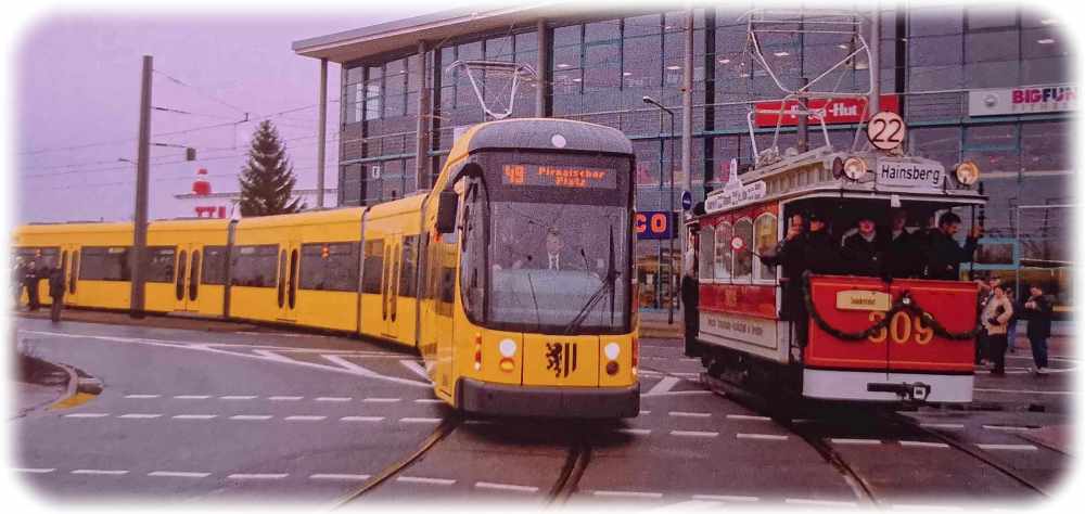 Der in Sachsen gebaute NGT D12 DD war im Jahr 2003 die längste Straßenbahn der Welt mit 45 Metern Länge. Hier fährt sie neben einer historischen Tram. Repro (hw) aus: "Menschen. Motoren. Mobilität. 150 Jahre Straßenbahn in Dresden"