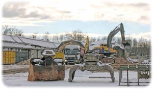 Bagger reißen die Abstellhallen des Straßenbahnhofs Dresden-Tolkewitz ab. Foto: Peter Weckbrodt