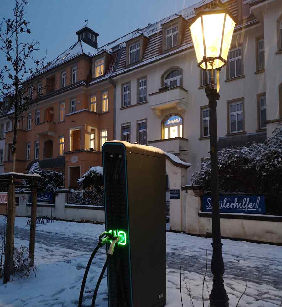 Gerade im Winter - hier eine Stromladesäule in Dresden - sinkt die Reichweite der meisten Elektroautos drastisch. Neue Akku-Generationen, wie sie das Marbel-Konsortium plant, sollen für Abhilfe sorgen. Foto: Heiko Weckbrodt