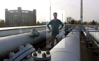 Christian von Olshausen auf der 14 Meter hohen Anlage - im Hinbtergrund das alte Gasometer Reick. Foto: Heiko Weckbrodt
