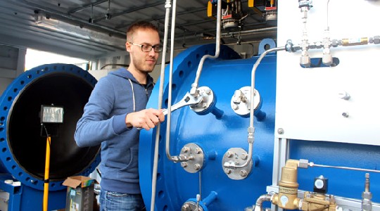Ingenieur Eric Brettschneider justiert das Herzstück der Strom-zu-Sprit-Anlage, den Elektrolyse-Reaktor Foto: Heiko Weckbrodt
