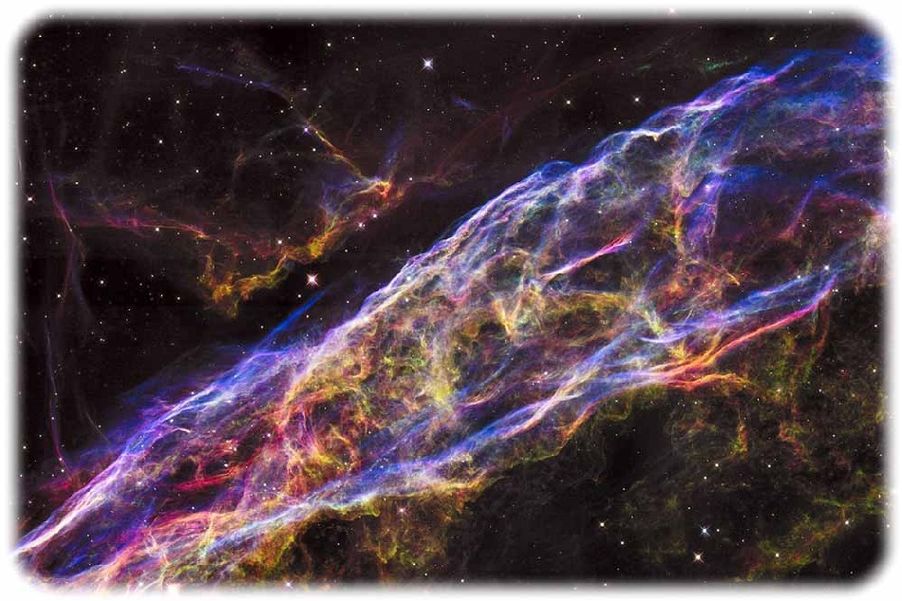 Im "Schleier-Nebel" im Sternbild Schwan finden sich diese Überreste eines Sterns, der vor Tausenden Jahren als Supernova explodierte. Es handelt sich hier um mehrere Aufnahmen des Hubble-Teleskops, die Wissenschaftler zu einem Falschfarben-Bild zusammengesetzt haben. Um solche Ereignisse zu analysieren, werten Forscher sowohl kosmische Teilchen und Strahlung aus, die uns von dort aus erreicht. Foto: NASA/ESA/Hubble Heritage Team