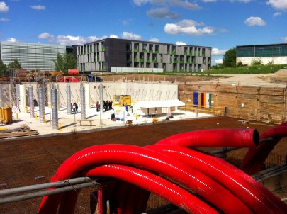 Blick in die Baugrube des Dresdner Supercomputerkomplexes - im Hintergrund die TU-Fakultät für Informatik. Foto: Heiko Weckbrodt