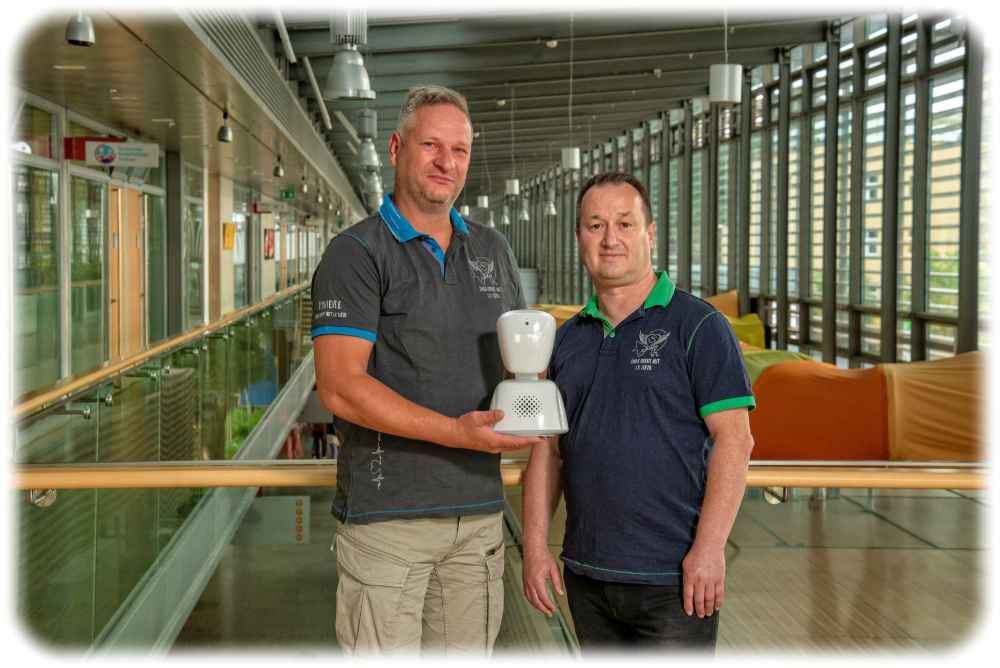 Sven Graser (links) und Ingo Schulz vom Verein "Paulis-Momente" zeigen einen der Avatar-Roboter im Uniklinikum Dresden. Foto: Michael Kretschmar für das UKD 