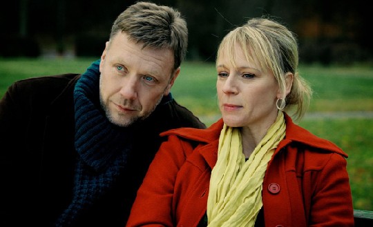 Anna (Ibe Hjejle) verliebt sich in Johan (Mikael Persbrandt) - ohne zu ahnen, dass er ihre kleine Tochter getötet hat. Abb.: Glücksstern PR