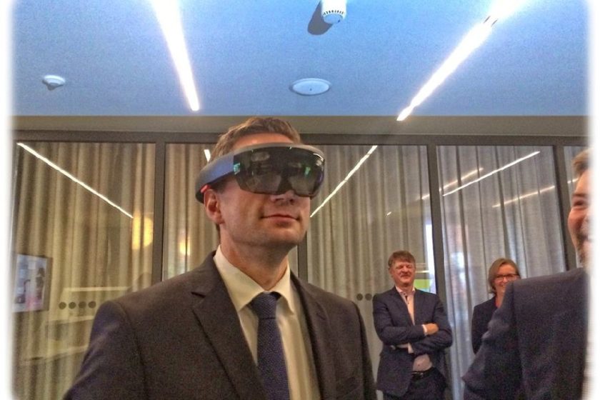 Wirtschaftsminister Martin Dulig testet in Dresden eine AR-Digitalbrille „HoloLens“ von Microsoft. Mit solchen und ähnlichen Systemen will die T-Systems MMS einen großen Flugzeughersteller ausstatten, damit dessen Dispatcher zum Beispiel Notfall-Übungen, den Einsatz von Technikern und von Robotern per „Erweiterter Realität“ (Augmented Reality = AR) koordinieren können. Foto: Heiko Weckbrodt