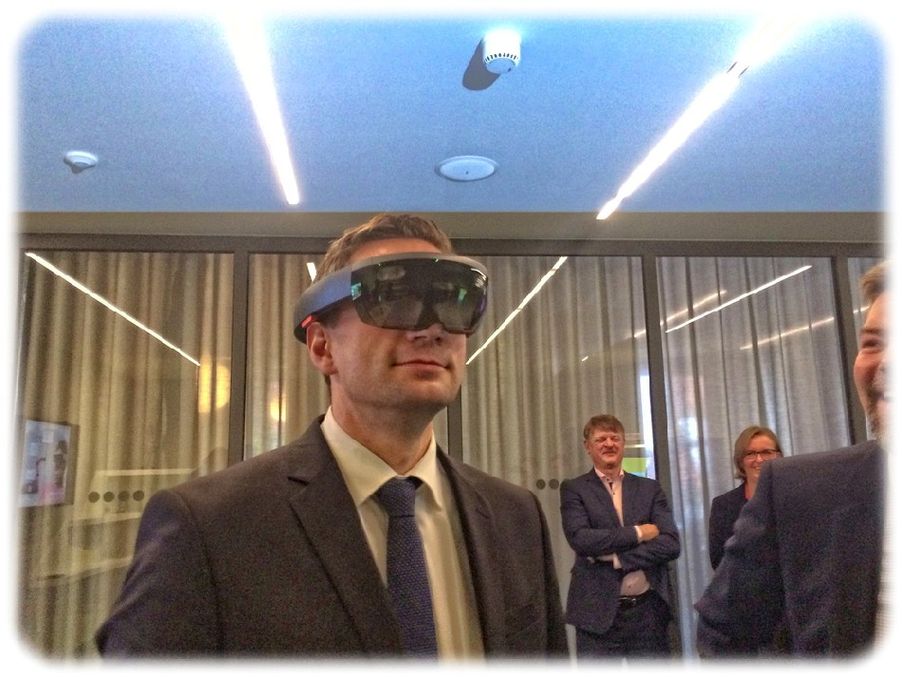 Wirtschaftsminister Martin Dulig testet in Dresden eine AR-Digitalbrille „HoloLens“ von Microsoft. Mit solchen und ähnlichen Systemen will die T-Systems MMS einen großen Flugzeughersteller ausstatten, damit dessen Dispatcher zum Beispiel Notfall-Übungen, den Einsatz von Technikern und von Robotern per „Erweiterter Realität“ (Augmented Reality = AR) koordinieren können. Foto: Heiko Weckbrodt