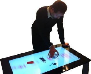 Die T-Systems-Entwickler arbeiten auch an Präsentationen für die futuristischen "Surface"-Tische. Abb.: hw