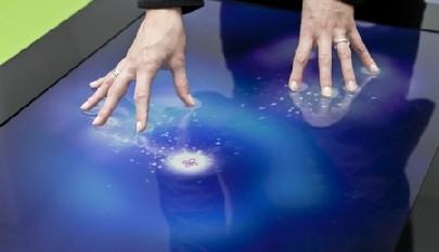 Die T-Systems-Entwickler arbeiten auch an präsentationen für die neuen interaktiven "Surface"-Tische. Abb.: T-Systems