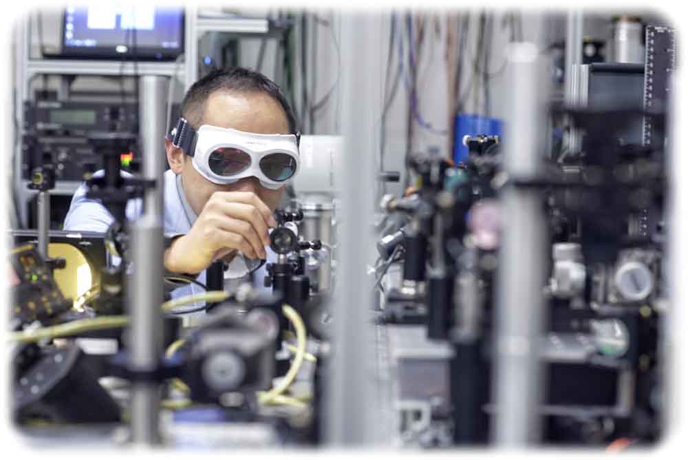 Mit Terahertz-Strahlung können Physiker Quantenphänomene gezielt manipulieren. Dr. Zhe Wang (Institut für Strahlenphysik), der als High Potential ans HZDR kam, richtet an der Lichtquelle TELBE einen neuen Messplatz ein, der künftig noch genauere Beobachtungen ermöglicht. Foto: HZDR / S. Floss