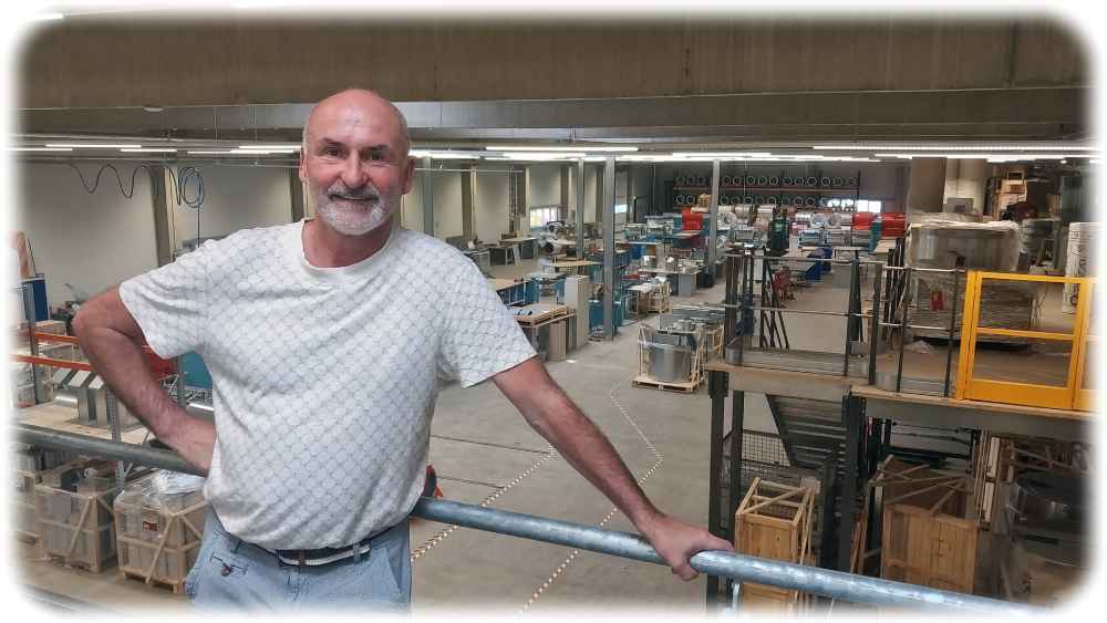 TL-Concept-Chef Thomas Liebisch in der Blechverarbeitung und Lüftungstechnik-Werkhalle in Klipphausen. Foto: Heiko Weckbrodt